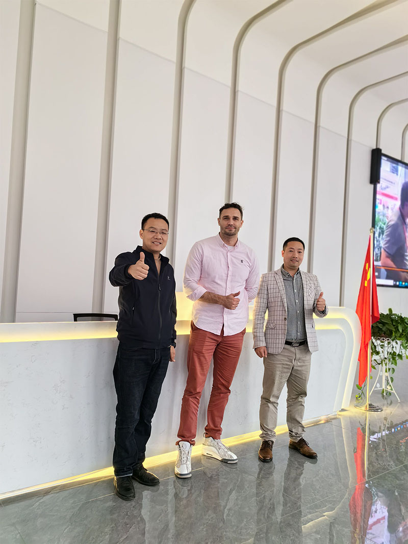 俄羅斯企業(yè)代表團(tuán)一行在咸陽(yáng)高新區(qū)考察交流座談會(huì)后蒞臨國(guó)盛激光參觀交流